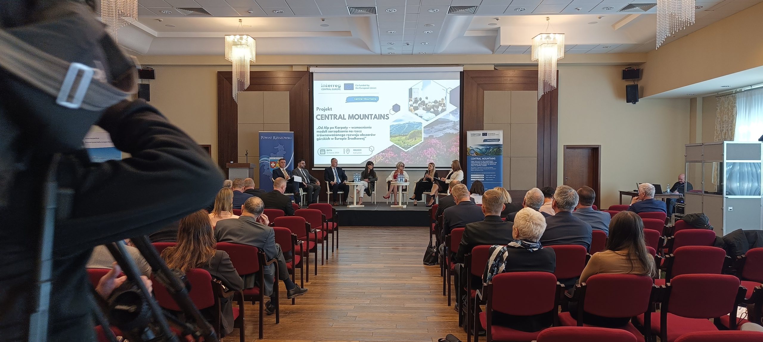 Zdjęcie przedstawia uczestników konferencji projektu Central Mountains w Hotelu Prezydenckim Rzeszów.