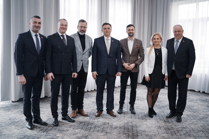 Zdjęcie przedstawia uczestników (6 mężczyzn i 1 kobietę) Konferencji Jubileuszowej poświęconej rozwojowi Transgranicznych Obszarów Funkcjonalnych.